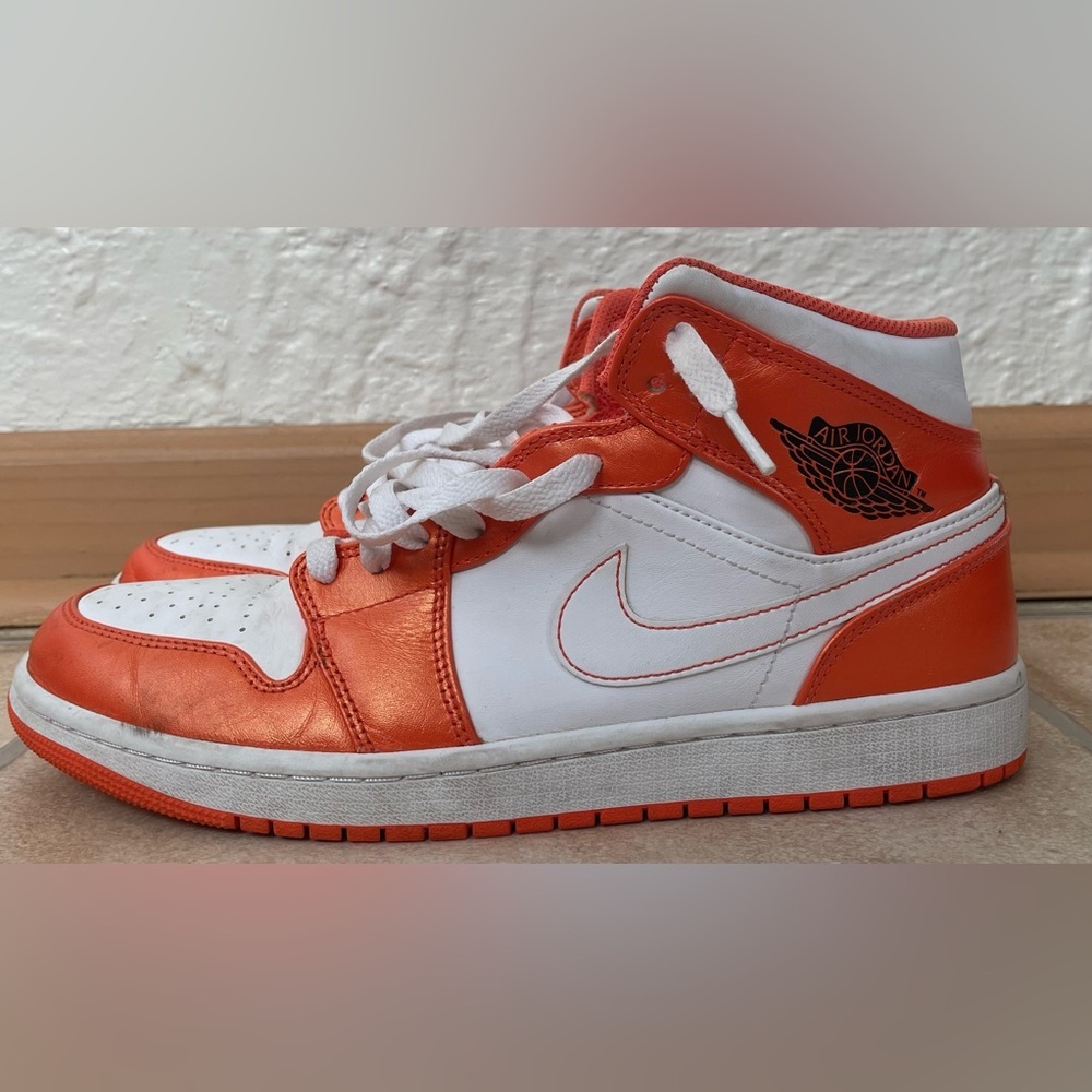 2021 Nike Air Jordan 1 Mid SE Electro Orange Black White Retro Men’s SZ 10